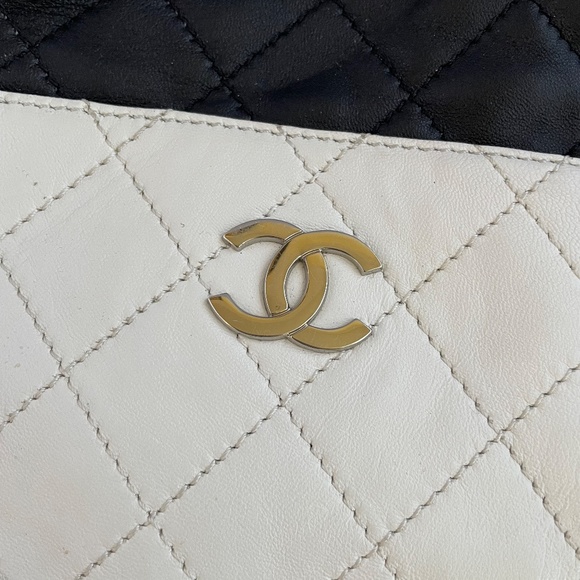 CHANEL Pre-Owned 2008-2009 Black & White Quilted Lambskin Vertical Shopping Bag - Picture 11 of 12